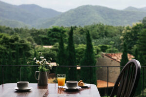 Lee más sobre el artículo Breakfast on a wooden table with a natural view