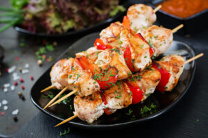 Lee más sobre el artículo Chicken skewers with slices of sweet peppers and dill